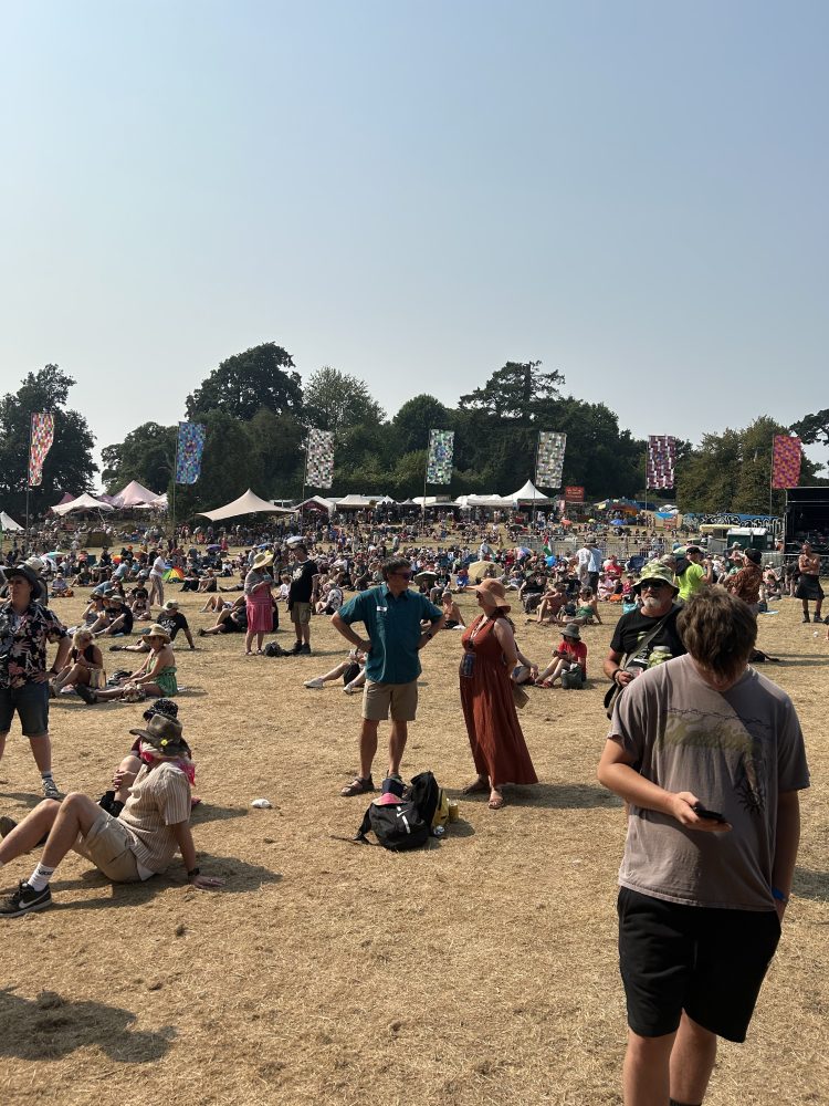 Main stage crowd building, Beautiful Days